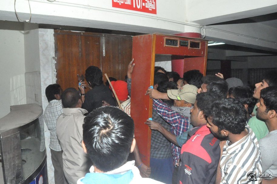 Gopala-Gopala-Benefit-Show-at-Shiva-Parvathi